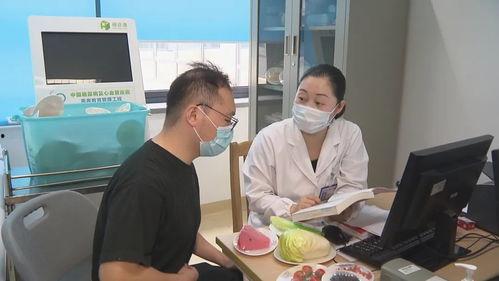 医生在医院吃瓜,医院里的温馨一幕