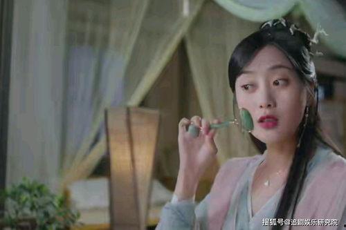 瓜地吃瓜梁洁,梁洁演绎夏日清新风