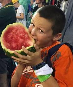 男童吃瓜的视频,小男孩的欢乐吃瓜时光